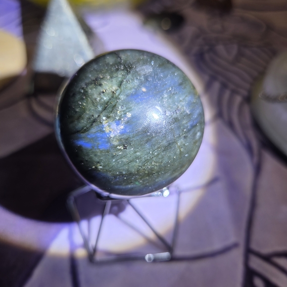 Flashy Labradorite Sphere - Picture 4 of 6